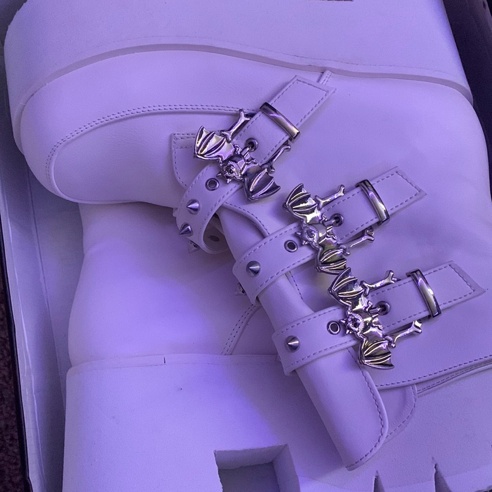 White vegan leather ash 55